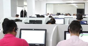 Plano cerrado de dos empleados trabajando en sus ordenadores