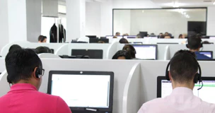 Plano cerrado de dos empleados trabajando en sus ordenadores