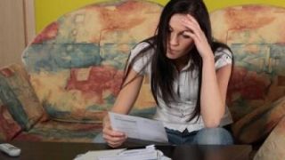 ¿Cómo puedo renegociar la deuda hipotecaria con mi banco?