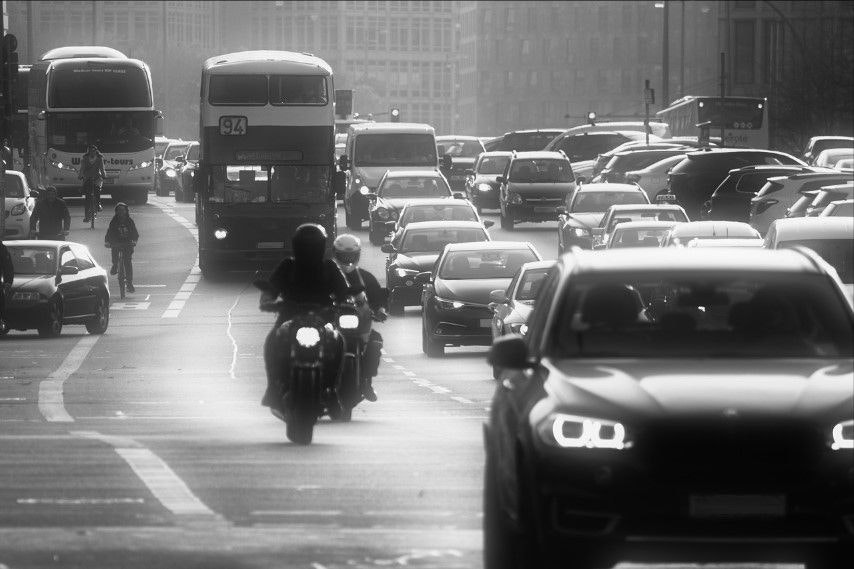 ¿En qué casos pueden circular los coches que no tienen la pegatina de la DGT?