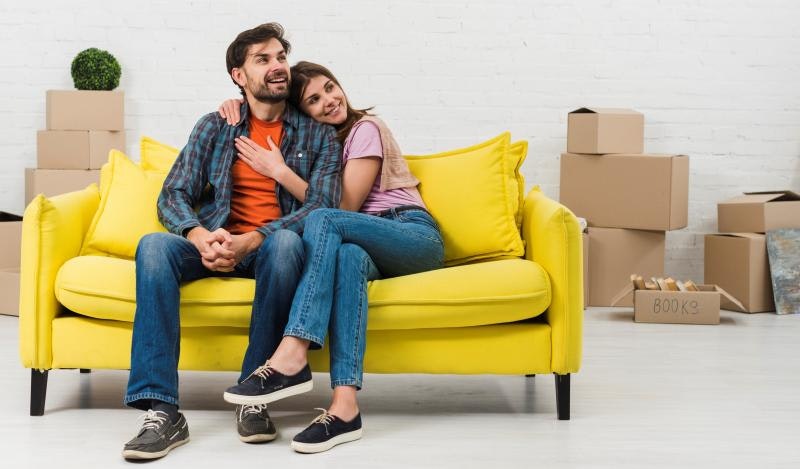 Una pareja acaba de comprar su vivienda