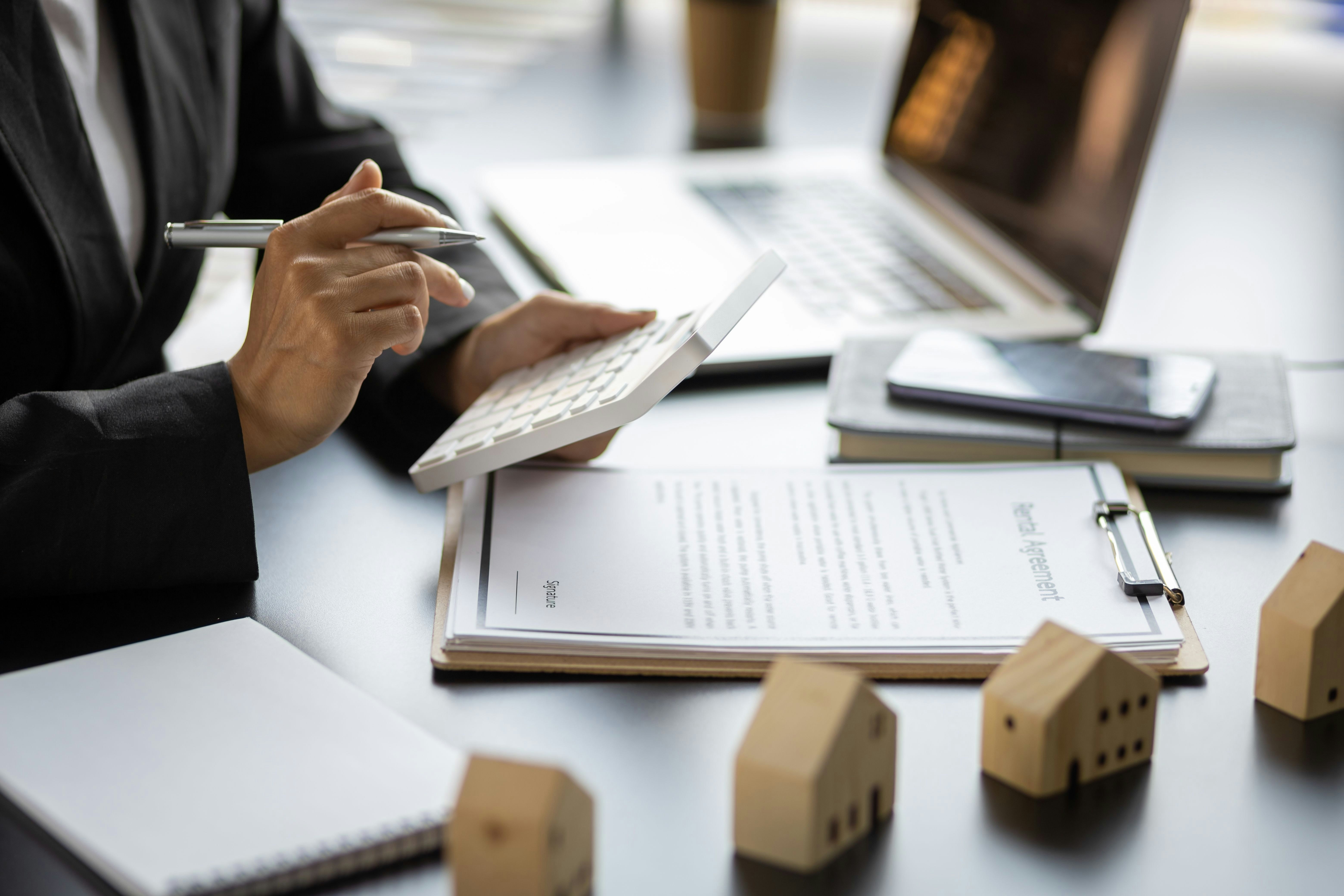 Las hipotecas variables se han abaratado hasta 4.000 euros en dos años, pero no es suficiente: los hipotecados pagan aún un 40% más que en 2021